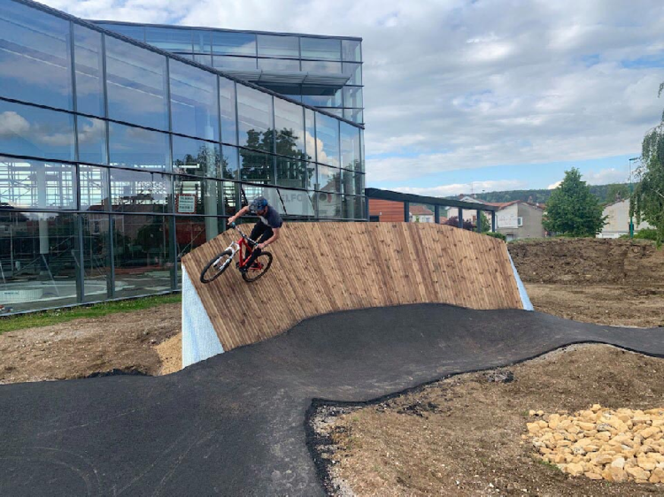 © : La piste du Pumptrack du niveau confirmé à expert au Parc de Londres.