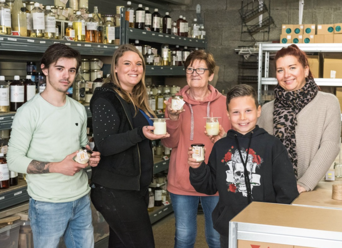 À Pournoy-la-Chétive, Marine et Virginie, artisans cirières, proposent une création de bougies parfumées en famille. (c) Wecandoo.