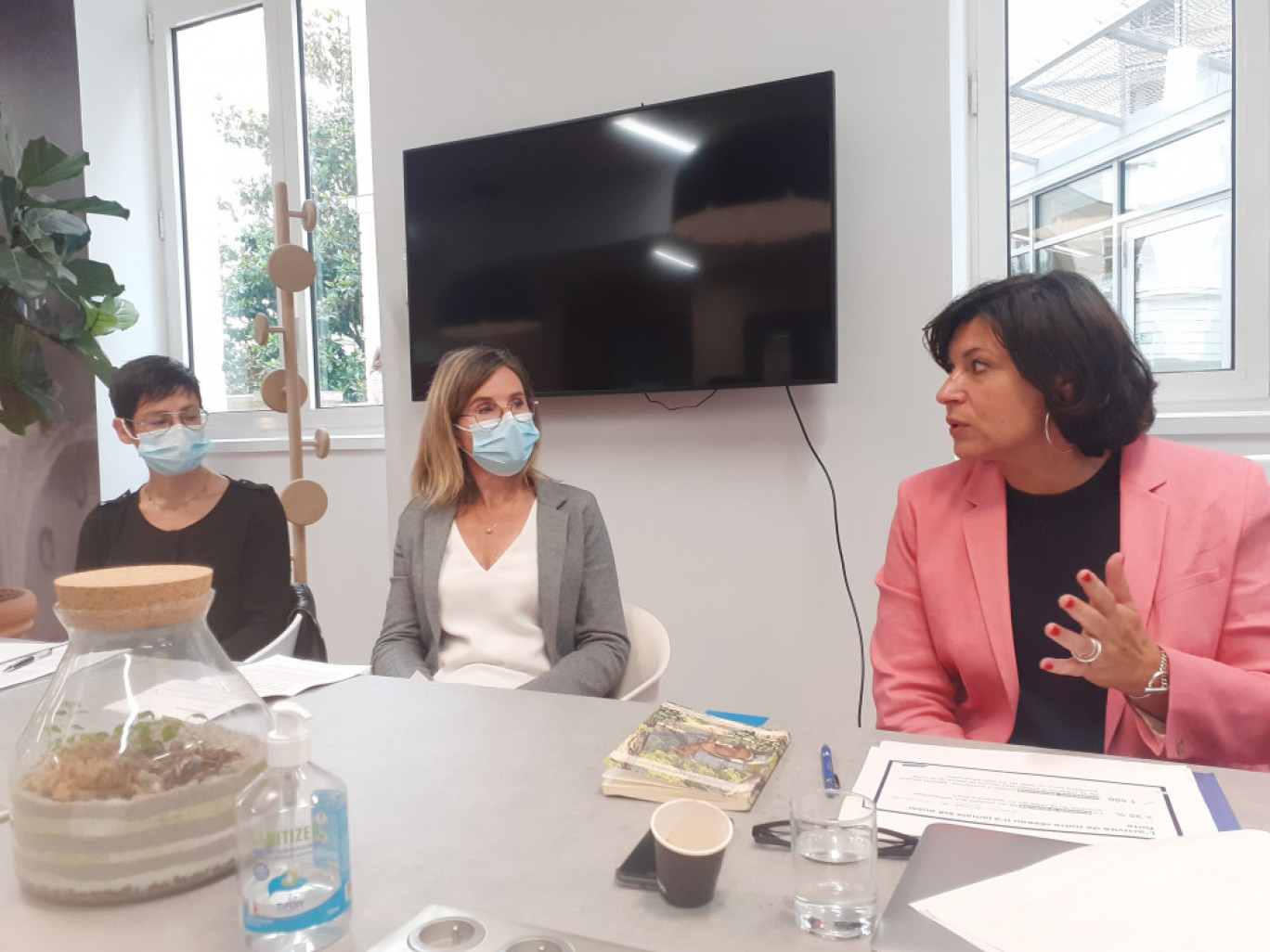 De gauche à droite : Céline André et Karine Castagnet, fondatrices de L’âge de Sagesse, et Patricia Lexcellent, déléguée générale d’Initiative France.