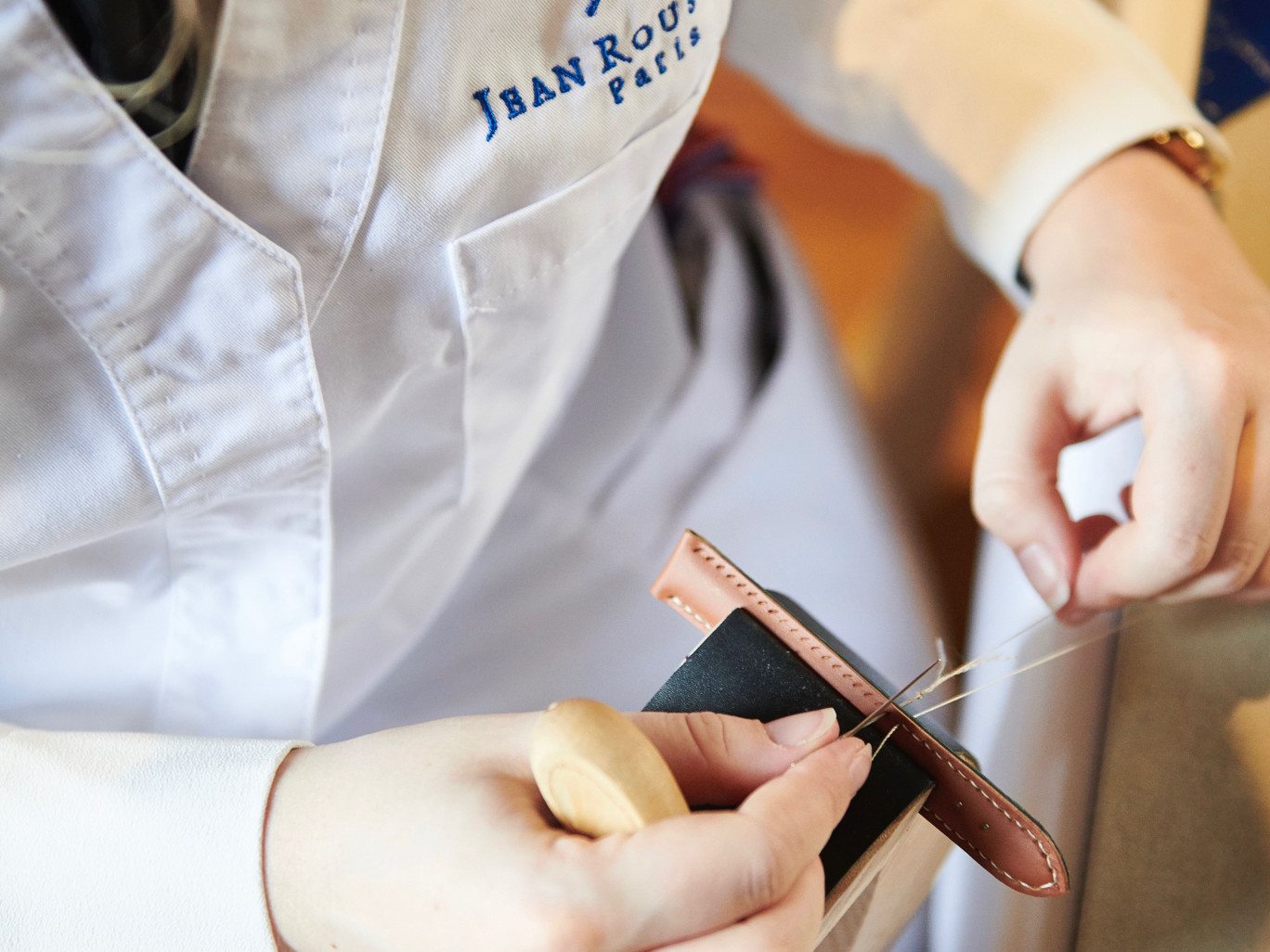 Une partie du travail de conception des bracelets de montre, destinés au monde du luxe ou pour les boutiques de la marque, se fait toujours à la main. (© Manufacture Jean Rousseau)