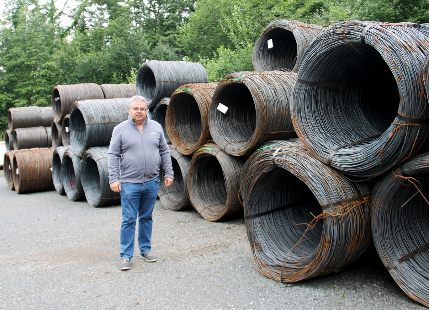 Jean-François Bourdon, le nouveau directeur général de Paté à Flin devant une partie du stock de bobines d’acier de l’entreprise. 