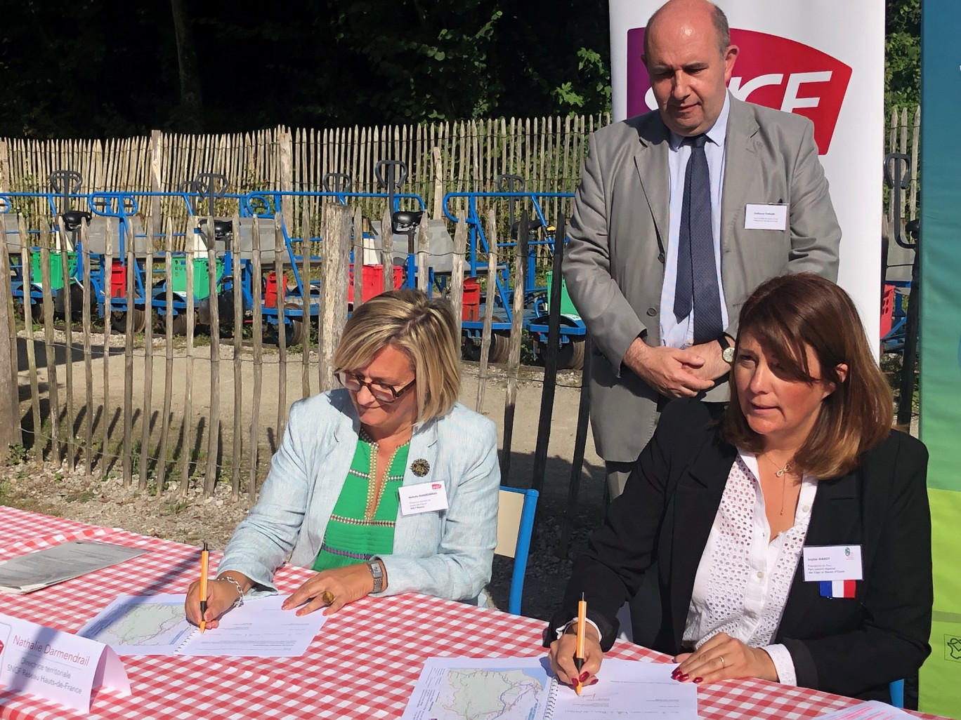 La signature du partenariat par Sophie Warot, présidente du Parc naturel régional, et Nathalie Darmendrail, directrice territoriale SNCF réseau Hauts-de-France, en présence de Guillaume Thirard, sous-préfet de Saint-Omer. 