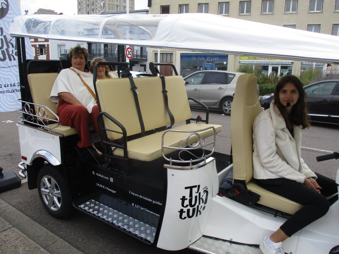 Des tuk-tuks électriques permettent de découvrir les sites emblématiques du Havre (© T’tuktuk).