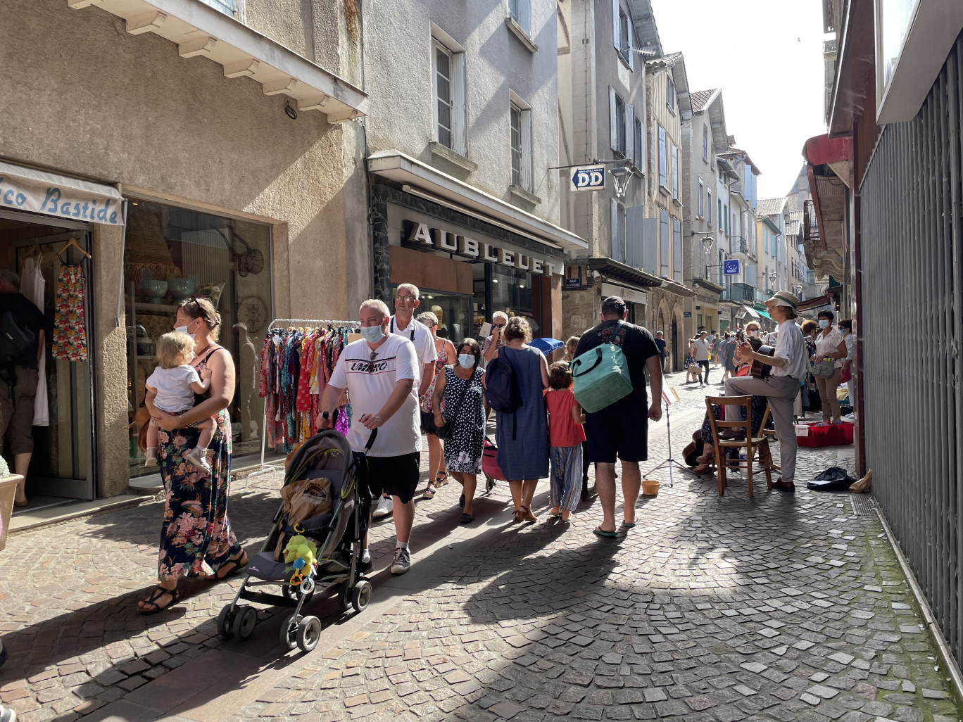 Les consommateurs ont pratiquement retrouvé une vie normale, comme dans cette rue commerçante de Villefranche-de-Rouergue (Aveyron), un jour de marché, en août. (c)Olivier Razemon pour DSI