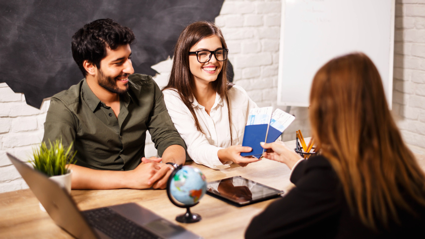 Conseiller voyage est un des métiers proposés à la formation. (c)Adobestock