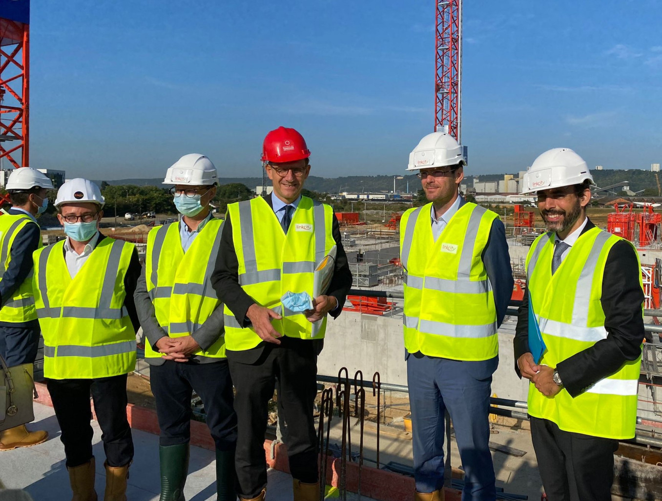 Olivier Sichel, directeur général de la Banque des territoires (avec le casque rouge), s'est rendu sur le chantier du quartier Flaubert lors de sa visite à Rouen lundi 6 septembre. (Photo Gazette Normandie/Chl.G.)