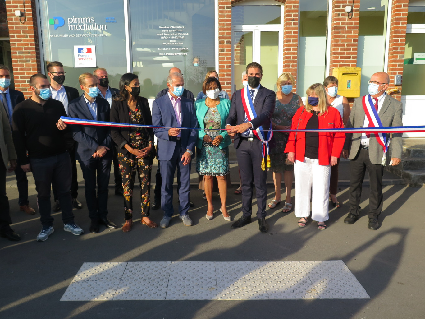 Les élus ont inauguré l'espace Damiens à Bruay-la-Buissière, qui devient un nouveau lieu de résidence pour le PIMMS. © Aletheia Press/B.Dequevauviller