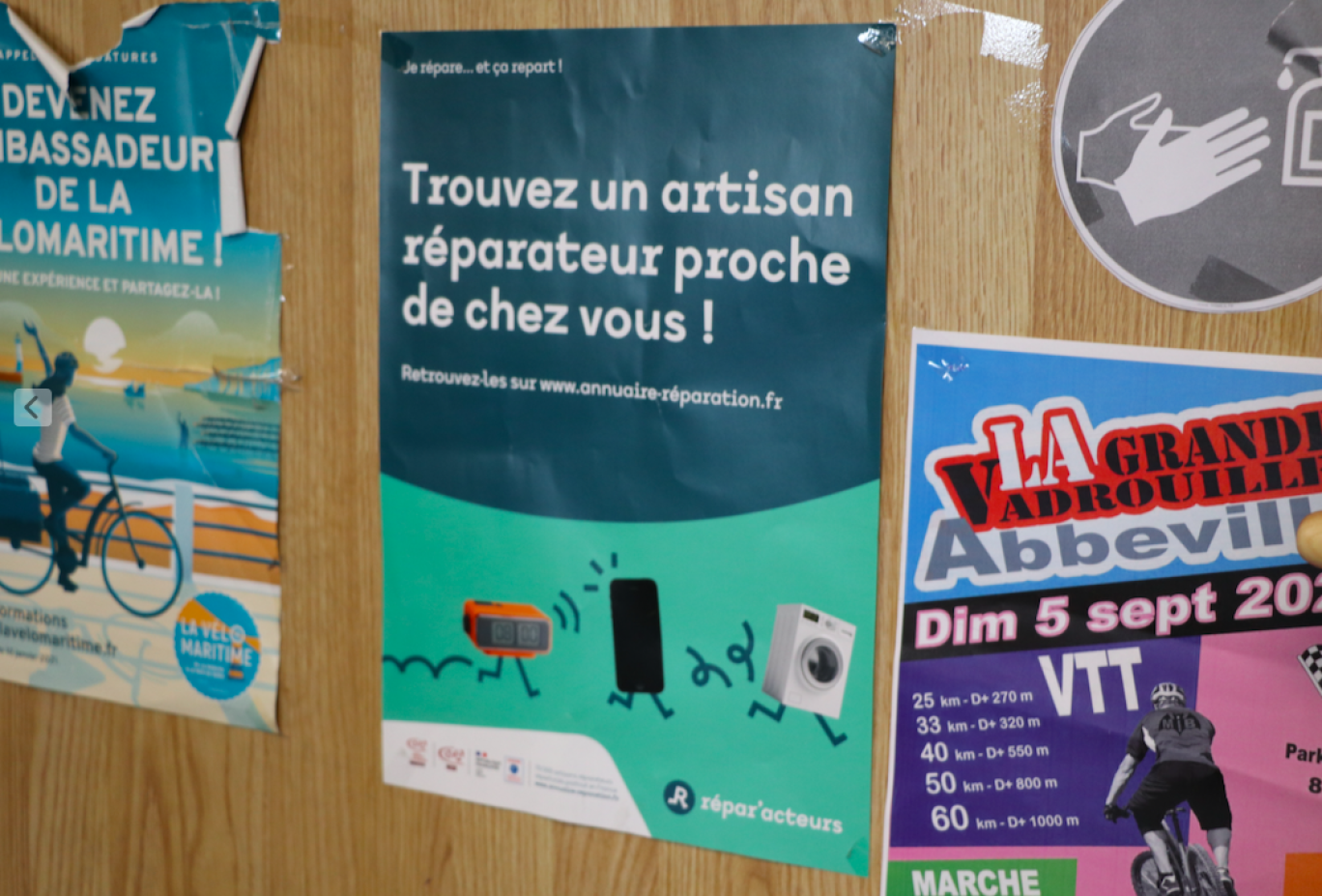 La charte des Répar’acteurs est affichée dans la boutique. 