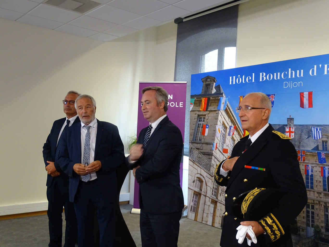 Luigi Moio, président de l’OIV, François Rebsamen, maire de Dijon, Jean-Baptiste Lemoyne, secrétaire d’Etat en charge du tourisme et Fabien Sudry, préfet de Bourgogne, ont visité le site pressenti pour accueillir l’organisation. (© Aletheia Press / Nadège Hubert)