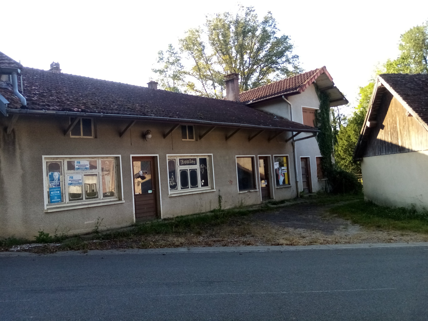 Le bâtiment de l’ancien café du centre-bourg sera démoli d’ici la fin de l’année pour faire place à quatre logements destinés aux séniors. (© Mairie de la Chapelle-Thècle)