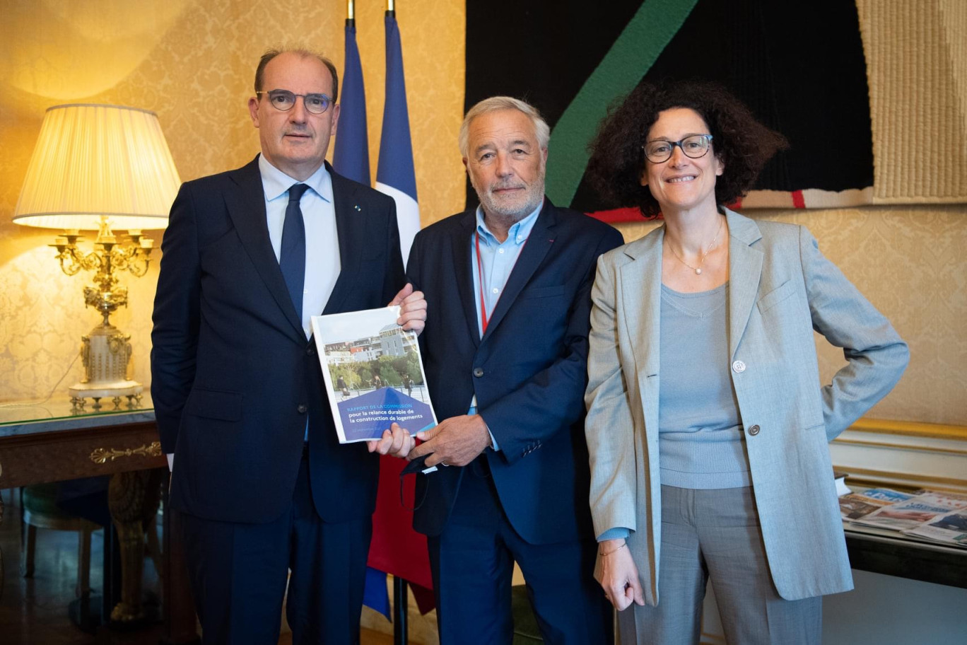 François Rebsamen a remis à Jean Castex et Emmanuelle Wargon, ministre déléguée chargée du Logement, la première partie du rapport de la commission pour la relance durable de la construction de logements. © Benoît Granier/Matignon