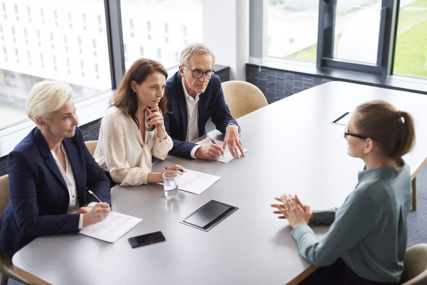 Mettre en place des entretiens de groupe permet de confronter les points de vue et de réduire le parcours candidat pour recruter plus rapidement. © gpointstudio