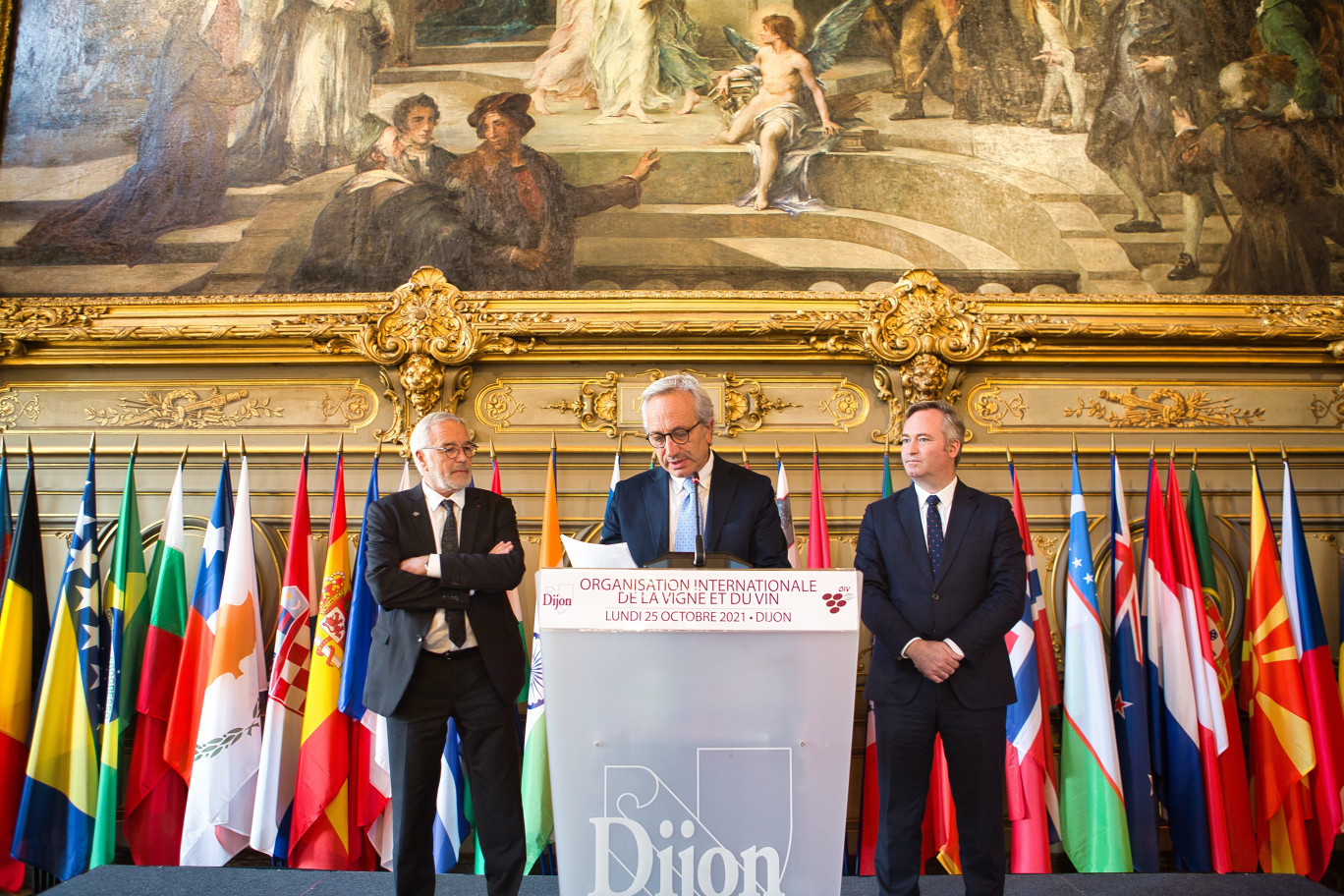 De g. à dr. : François Rebsamen, maire de Dijon et président de sa métropole, Luigi Moio, président de l’OIV, et Jean-Baptiste Lemoyne, secrétaire d'État auprès du ministre de l'Europe et des Affaires étrangères, chargé du Tourisme, des Français de l'étranger et de la Francophonie (© Aletheia Press / Arnaud Morel)