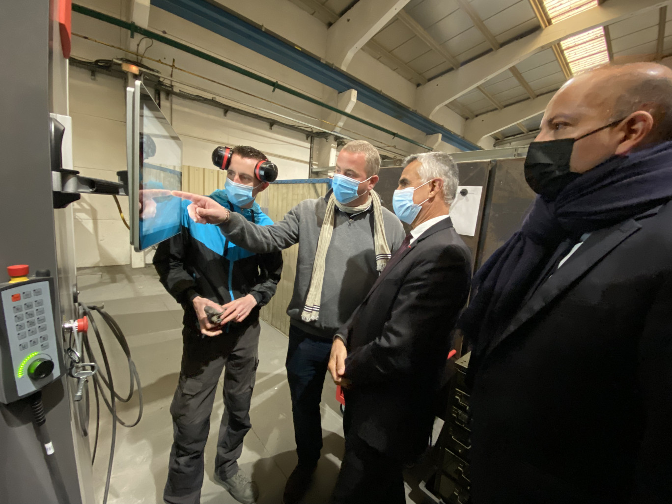 Amaury Honoré  (deuxième en partant de la gauche) lors de la visite de l’entreprise, le 14 octobre. (Aletheia Press/Olivier Prud’homme).