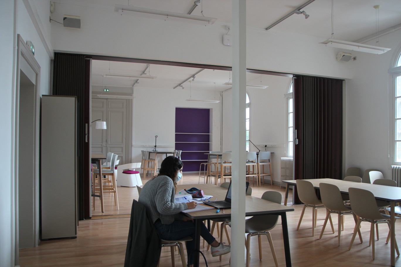 Au campus connecté de Dieppe, les étudiants suivent leur formation universitaire à distance. (© Aletheia Press / B.Delabre)