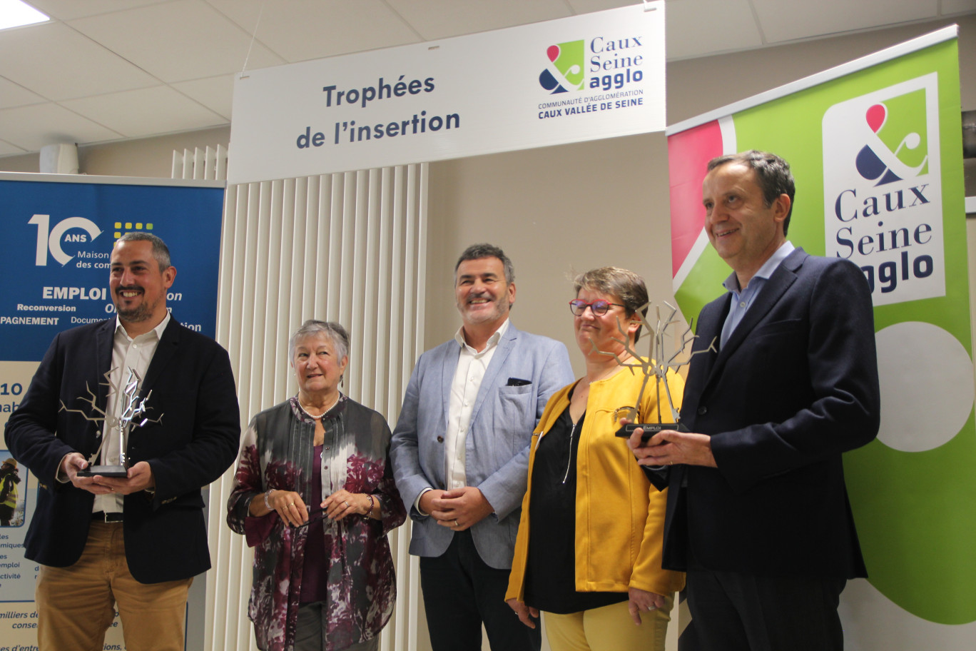 De g. à dr. : Matthias Bernard (Cise TP), Marie-Françoise Loison (Caux Seine Agglo), Pascal Sturlu (Cise TP), Marie-Laure Motte (Caux Seine Développement) et Sylvain Berlin (Dalkia Nord Ouest), lors de la remise des trophées. (© Aletheia Press / B.Delabre)