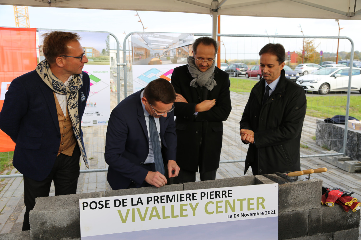 De gauche à droite : Luc Dehaene, architecte de Vivalley Center ; Laurent Duporge, vice-président de la CALL en charge du développement économique et maire de Liévin ; Olivier Camau, directeur régional Hauts-de-France de la Banque des territoires ; et Sylvain Robert, président de la CALL et maire de Lens. 