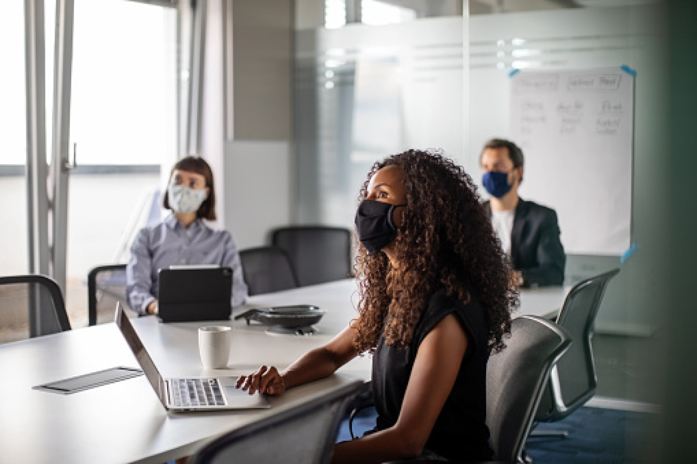 Le port du masque reste la pierre angulaire de la prévention en entreprise. 