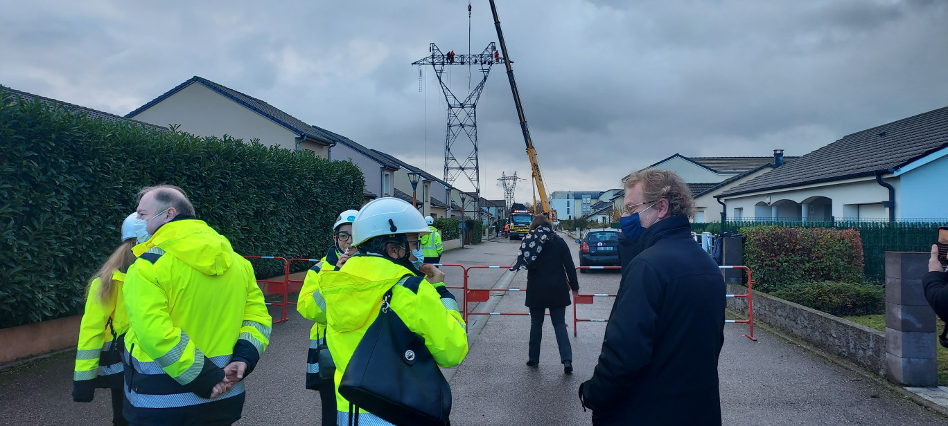 Au printemps 2022, la ligne électrique et ses 36 mâts devraient avoir disparu du paysage amnévillois. © Ville d'Amnéville.