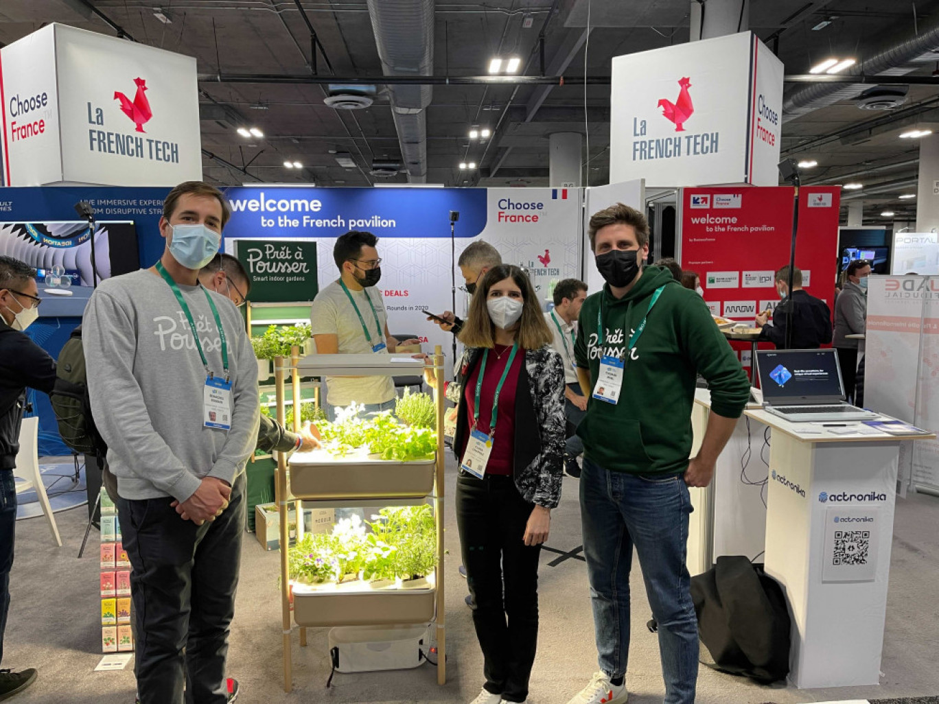 De gauche à droite : Romain Behaghel , co-fondateur de Prêt à Pousser, Clara Chappaz, directrice de la FrenchTech, et Mael Thomas, directeur Général de Prêt à Pousser, sur le stand de la start-up au CES de Las Vegas, en janvier 2022.