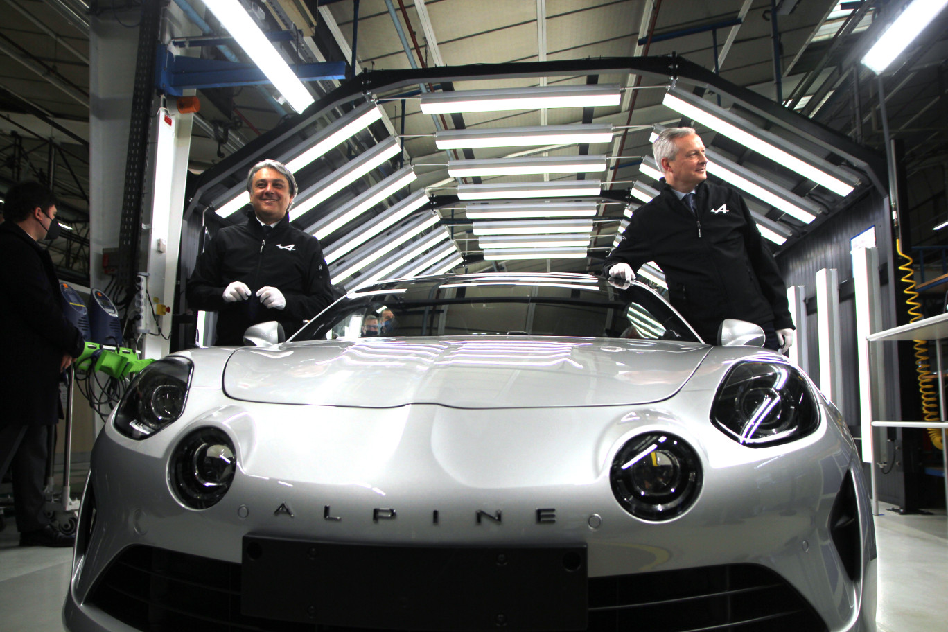 Bruno Le Maire (à dr.) pose avec Luca de Meo devant une Alpine A110, petit bolide qui marque le renouveau de la marque française. (© Aletheia Press / B.Delabre)