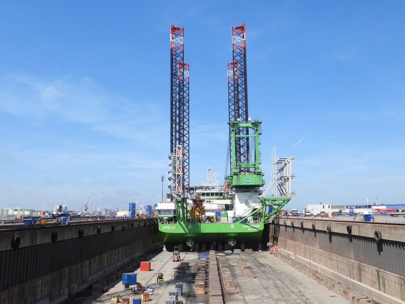 Un navire en arrêt maintenance sur le dock flottant de Damen Shiprepair Dunkerque. Photo Studio Mallevaey.