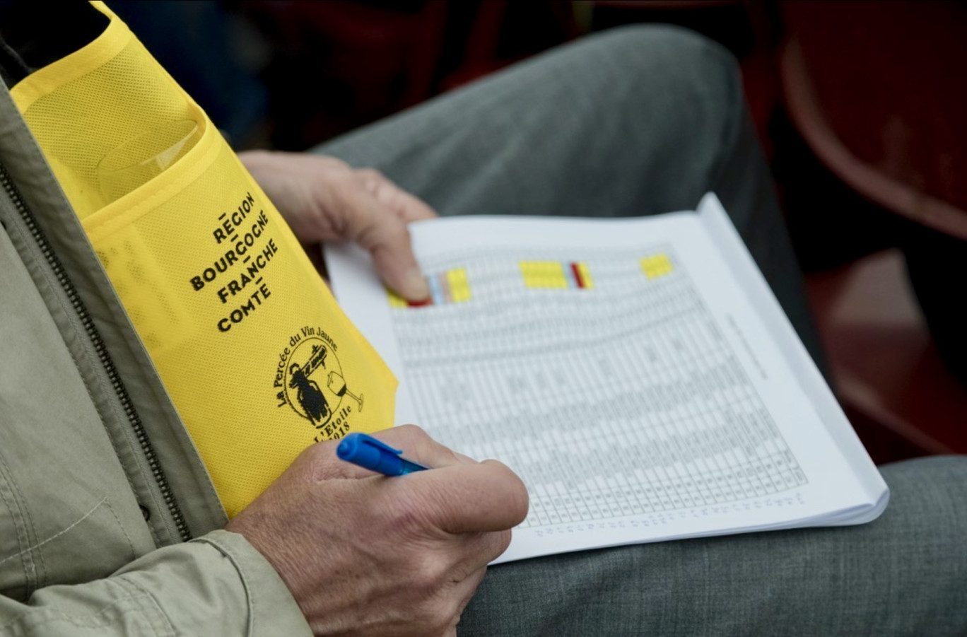 Cette année, les pochettes porte-verres seront fabriquées par EPSMS Le Vernoy à Blanzy. (© La Percée du Vin Jaune)