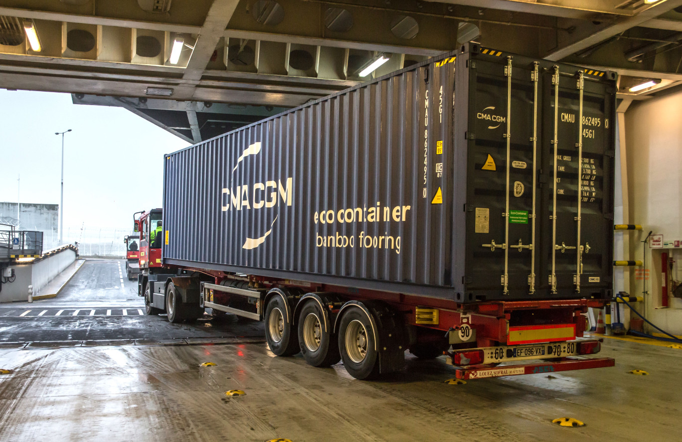 Le premier conteneur CMA CGM à bord du Cotentin, le navire de Brittany Ferries. (© Sébastien Taldu)