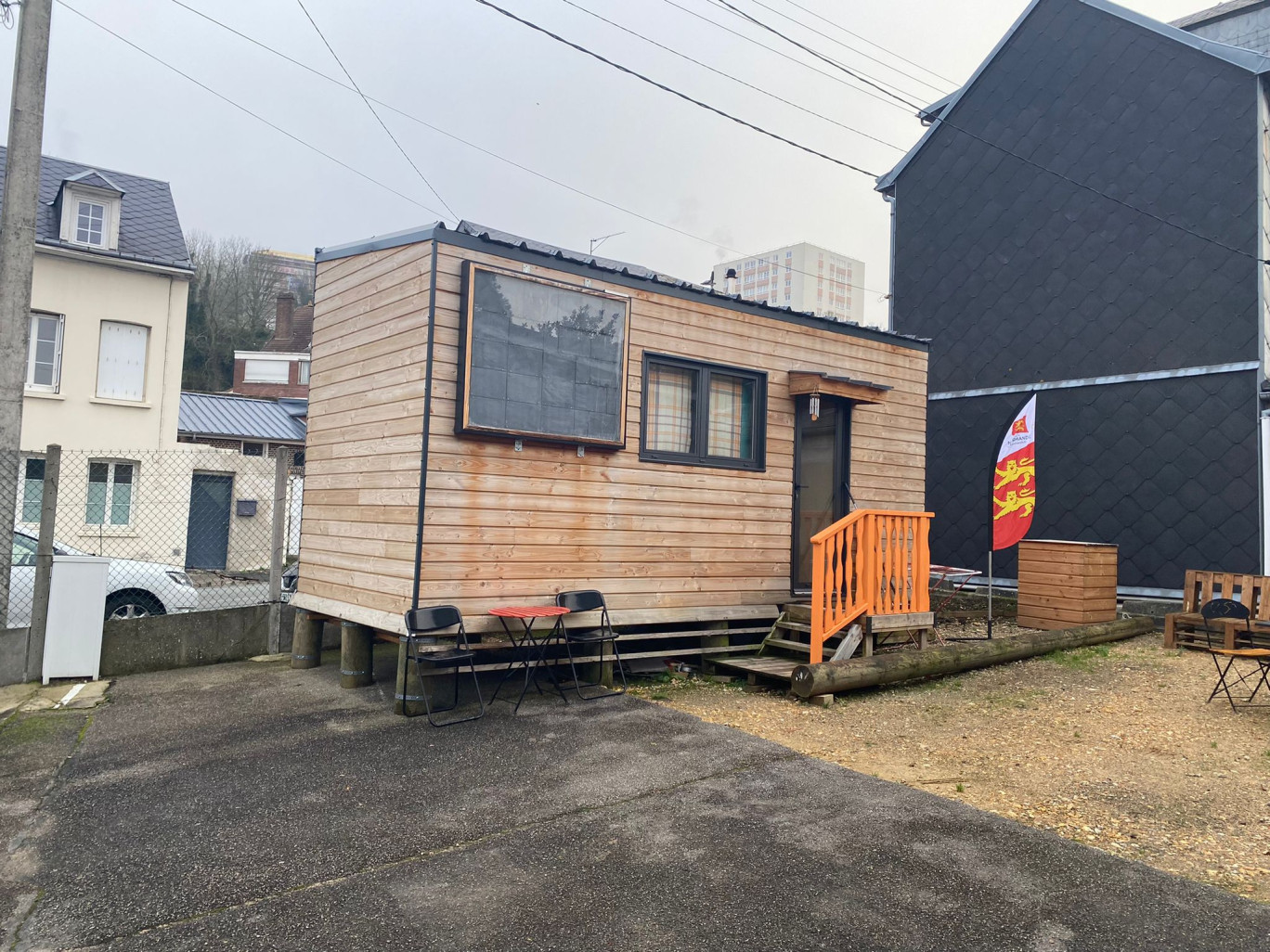 L'une des tiny house est installée devant le local de l'association La Case départ et l'atelier de production de La Fabrik à Yoops. (Photo Chl.G/Gazette Normandie)