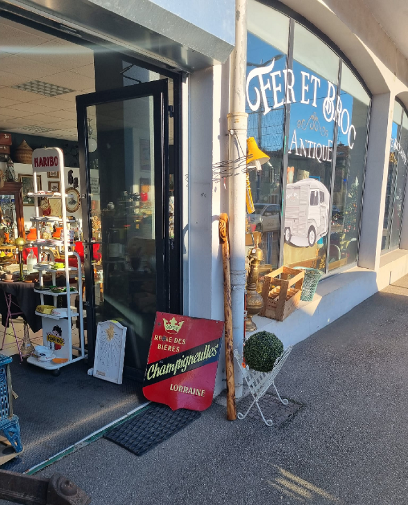 Vitrine de la boutique d’antiquités brocante à Thierville-sur-Meuse. © Fer et Broc.