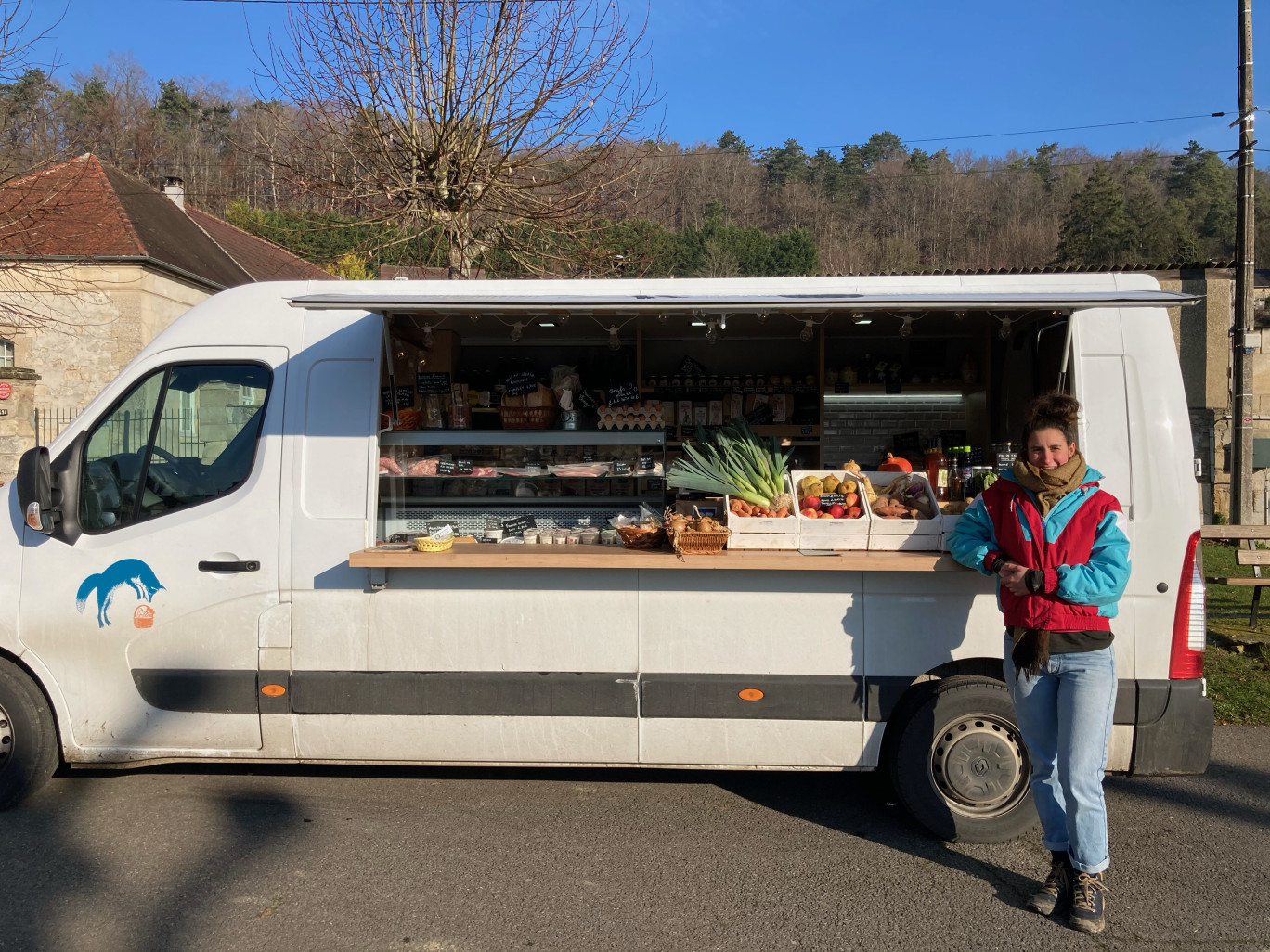 À bord de sa camionnette Mon Renard, Elsa Baumberger sillonne les routes axonaises.