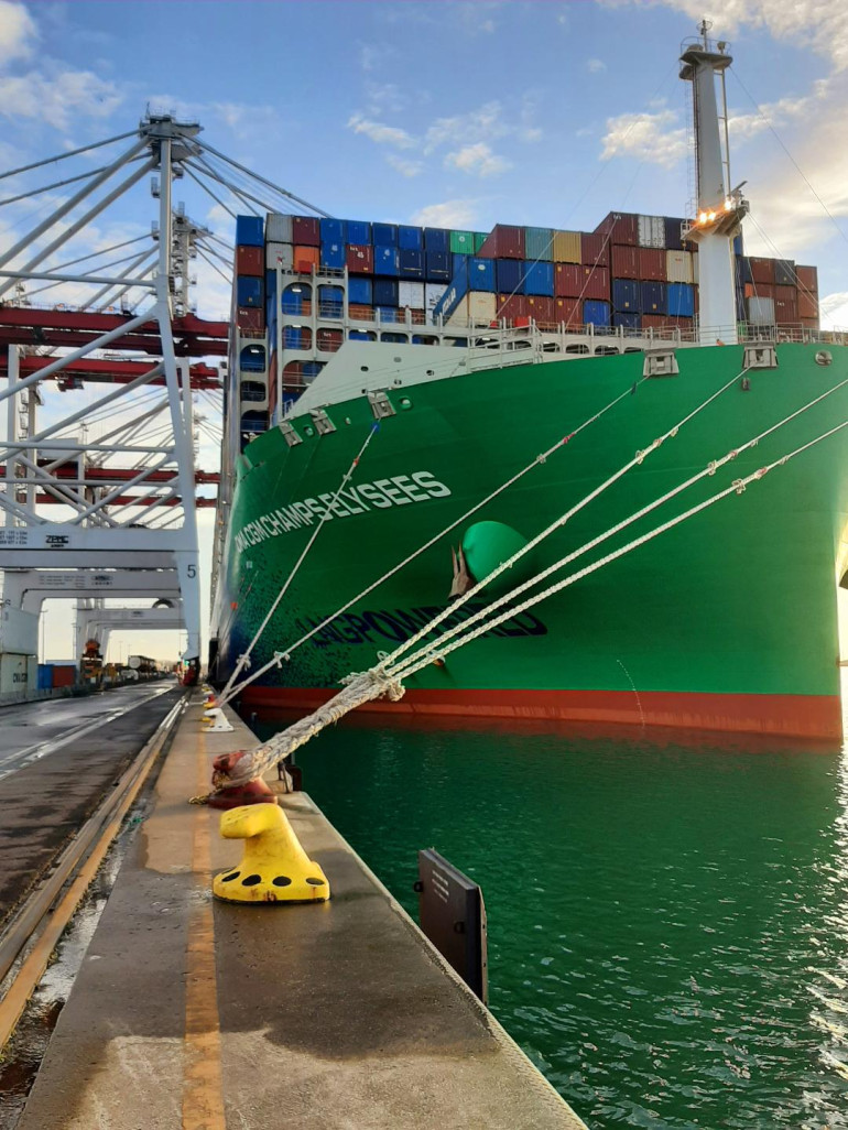 Le porte-conteneurs Champs Elysées de la compagnie CMA-CGM, en escale au port de Dunkerque. 