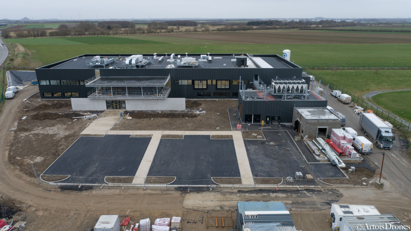 L'usine de production de steaks végétaux s'étend sur une surface de 4 500 m² à Vitry-en-Artois.