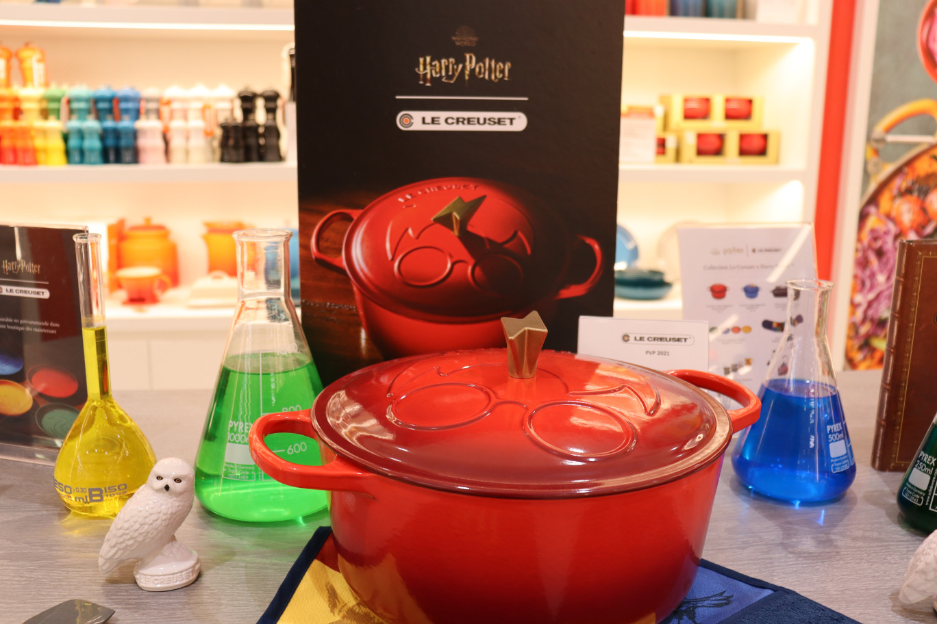 Avec ses séries limitées, comme ici Harry Potter, Le Creuset rajeunit son image et séduit de nouveaux clients. ©Aletheia Press/ E. Chombart