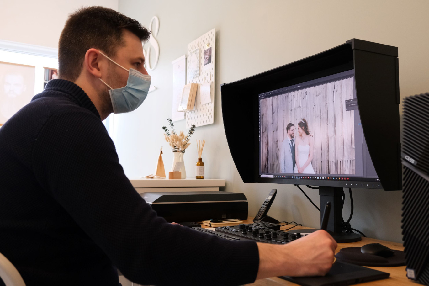 L’une des activités de Rémy Pillon est de photographier les mariages. Il compte sur le boom des mariages prévus en 2023 après la crise Covid. (c)Aletheia Press/ Emma Castel