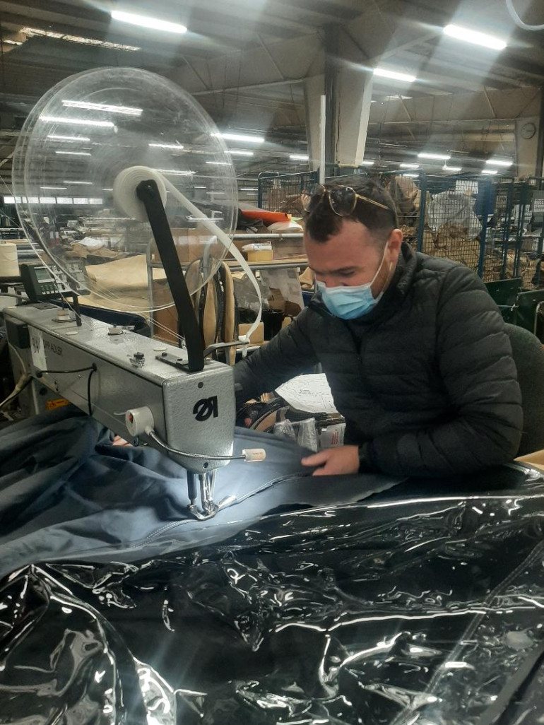 Parmi l'équipe de couturières de la Manufacture, un seul homme, recruté depuis un an.