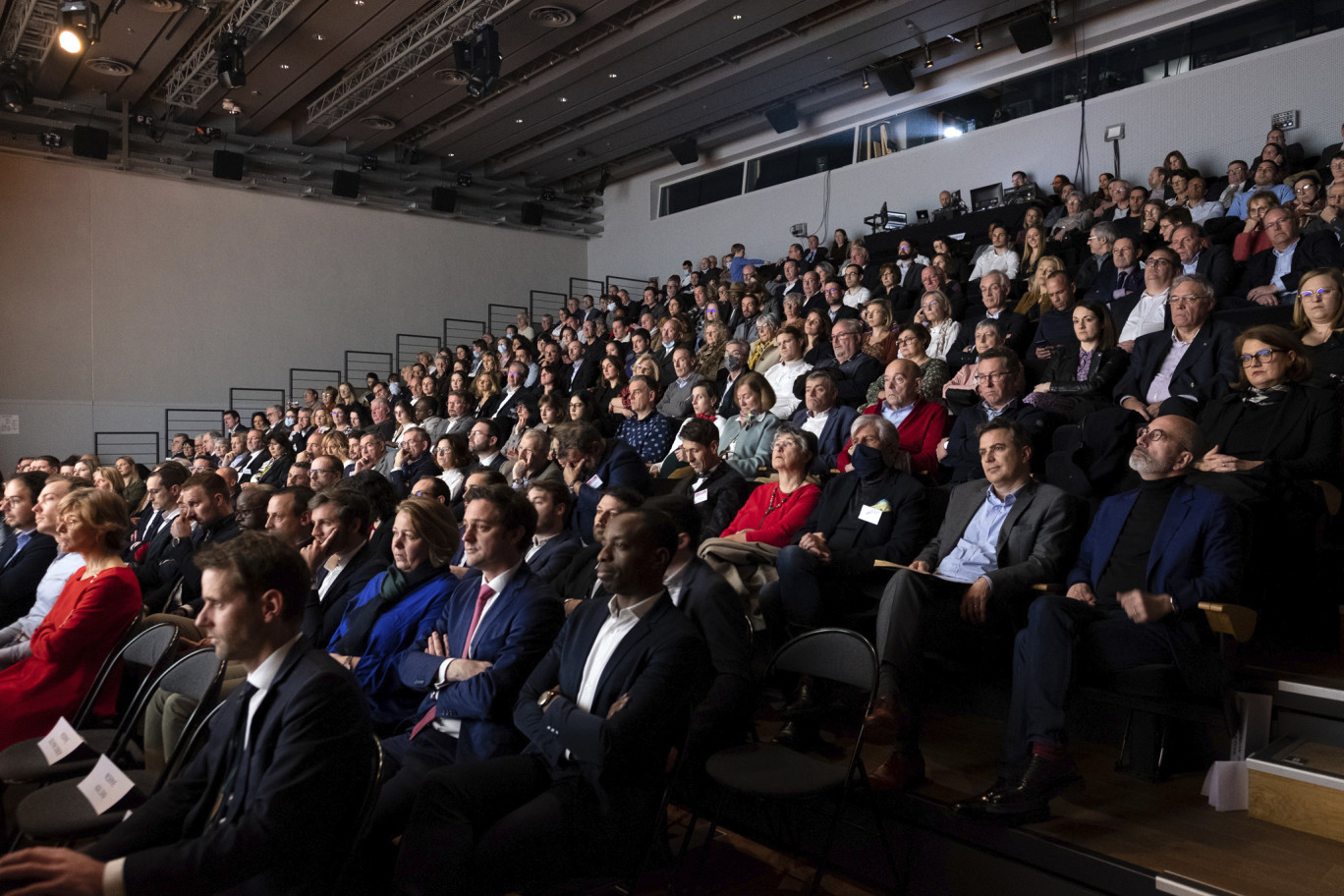 Une assemblée pleine venue féliciter les récipiendaires.