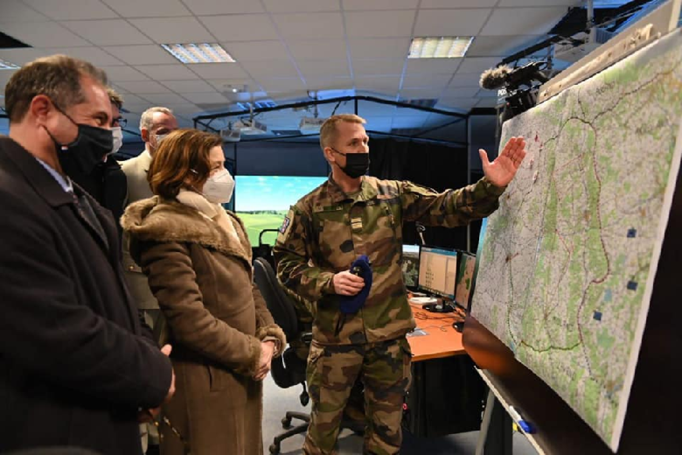 Le colonel Cyril Curutchet, chef de corps du 3e RHC en train de présenter le Régiment d'Etain à Florence Parly, ministre des Armées.