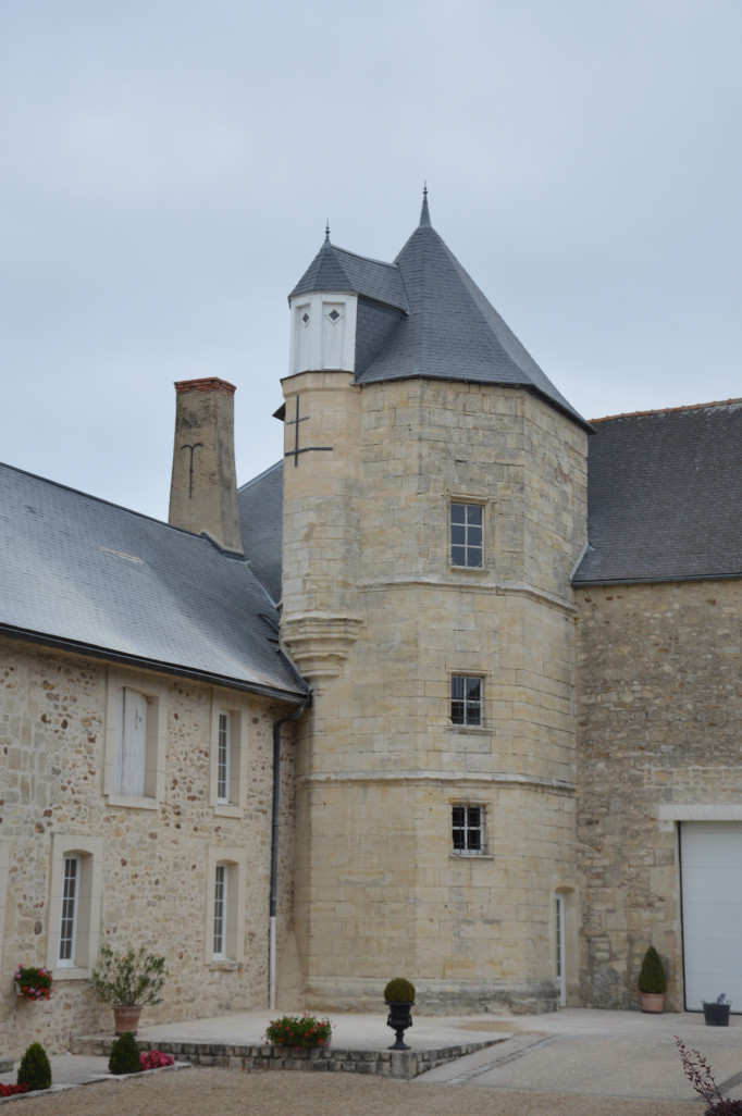 La restauration du patrimoine, l'une des spécificités de l'entreprise Robert Pottier, avec ici la remise à neuf d'une échauguette.