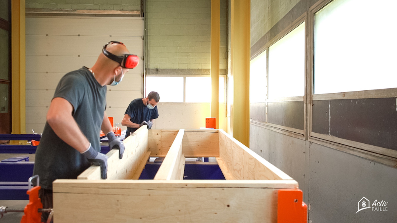 Tous les murs d’Activ Paille sont construits sur le site d’Itancourt. Le bois lamellé-collé utilisé est made in France. ©Activ Paille