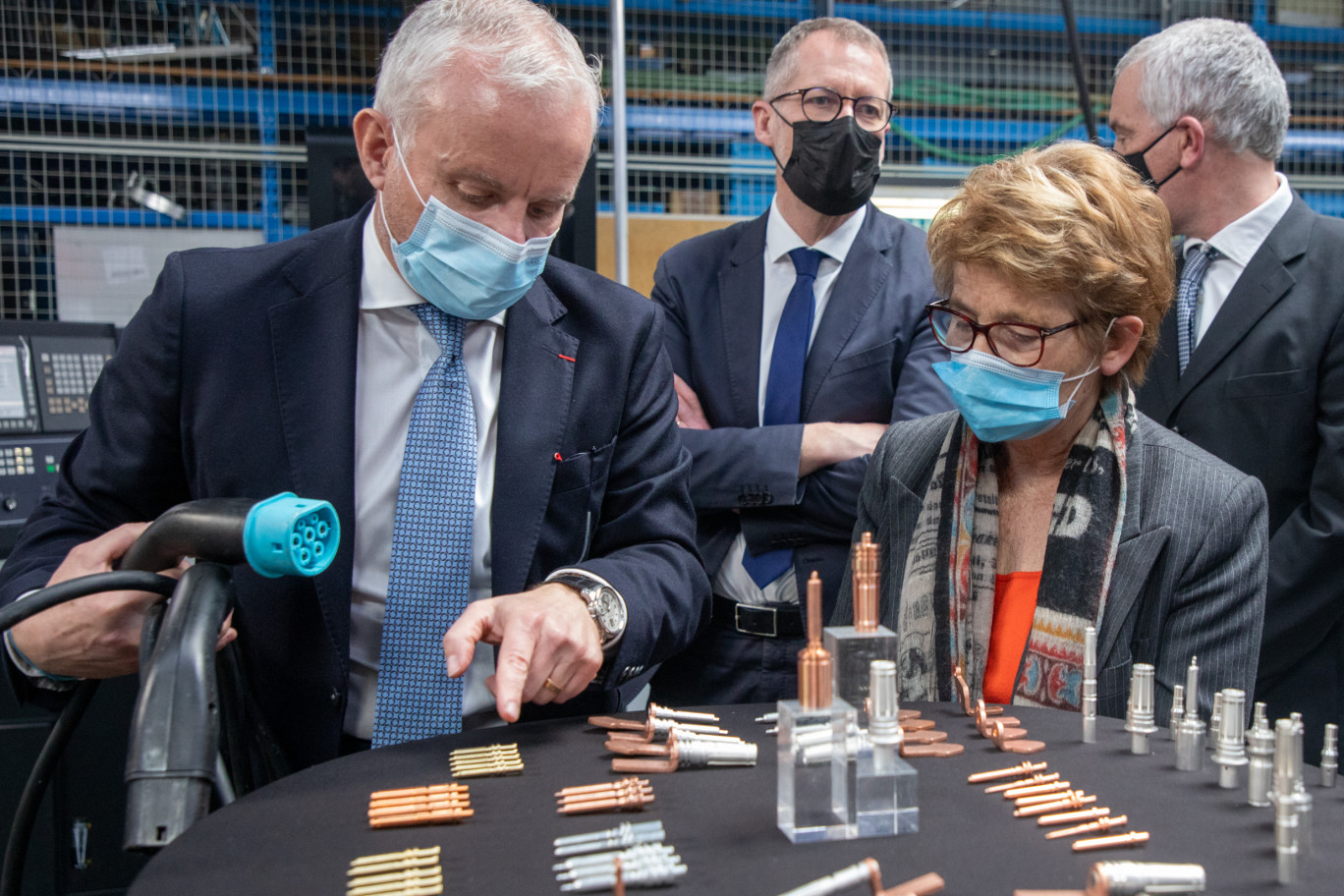 Avant le premier comité de pilotage du plan Etat-région Automobile, Marie-Guite Dufay et Fabien Sudry ont visité l'entreprise Baud Dimep à Sirod. (© Préfecture BFC)