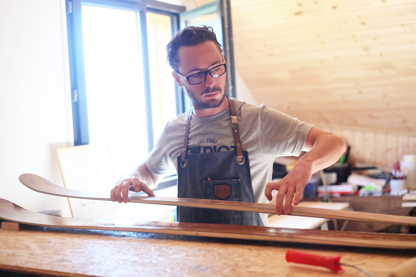 Le Pontissalien Jules Hadorn expatrié en Savoie conçoit des skis écoresponsables. (© Allinwood)