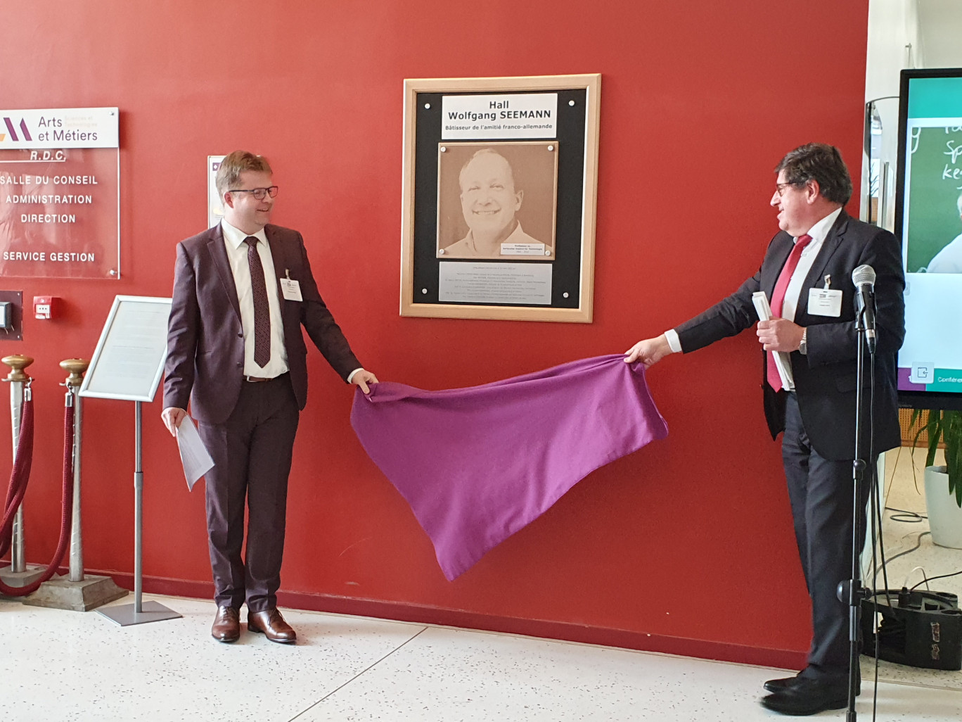 Inauguration du hall Wolfgang Seemann par Stéphane Fontaine, directeur du campus Arts et Métiers de Metz (à gauche) et Thomas Hirth, vice-président Transfert et Affaires Internationales, Karlsruher Institut für Technologie (à droite). © : Campus Arts et Métiers.