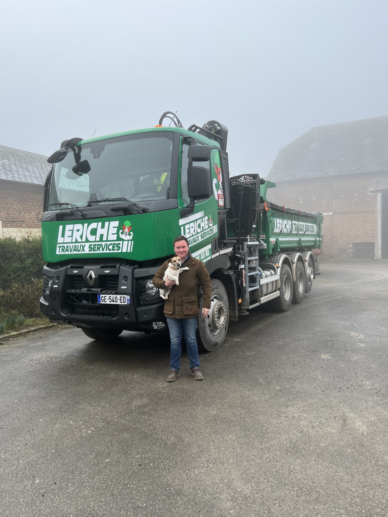 Thibault Leriche n'est jamais seul à bord de son camion.