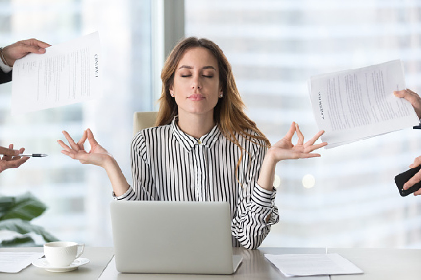 La méditation au travail permet des réponses plus adaptées aux situations de stress.