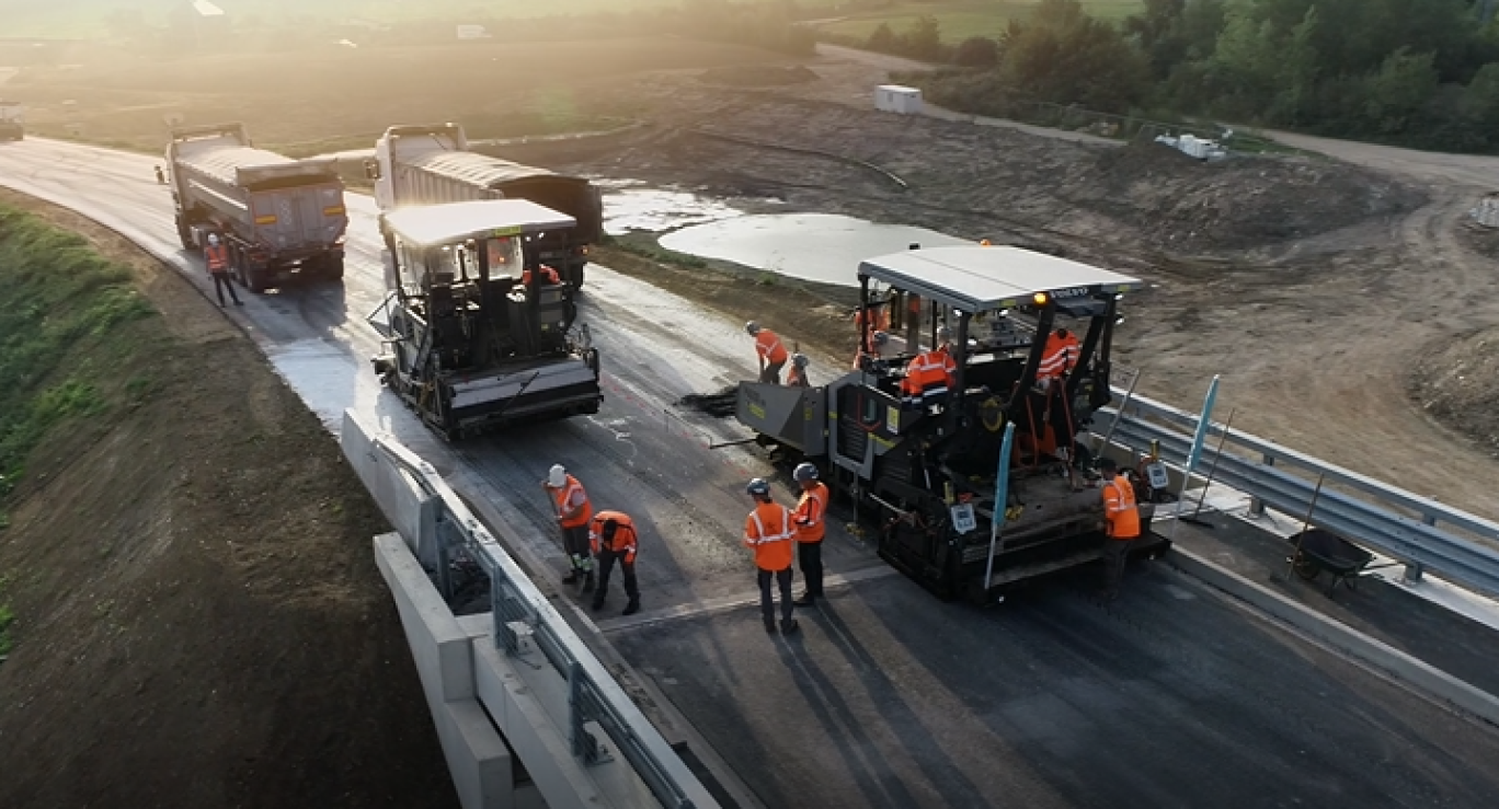 La production annuelle du groupe est d'environ 1 200 000 de tonnes de granulats indispensables à la construction des routes, écoles, hôpitaux, logements individuels et collectifs, ou encore à l'industrie.