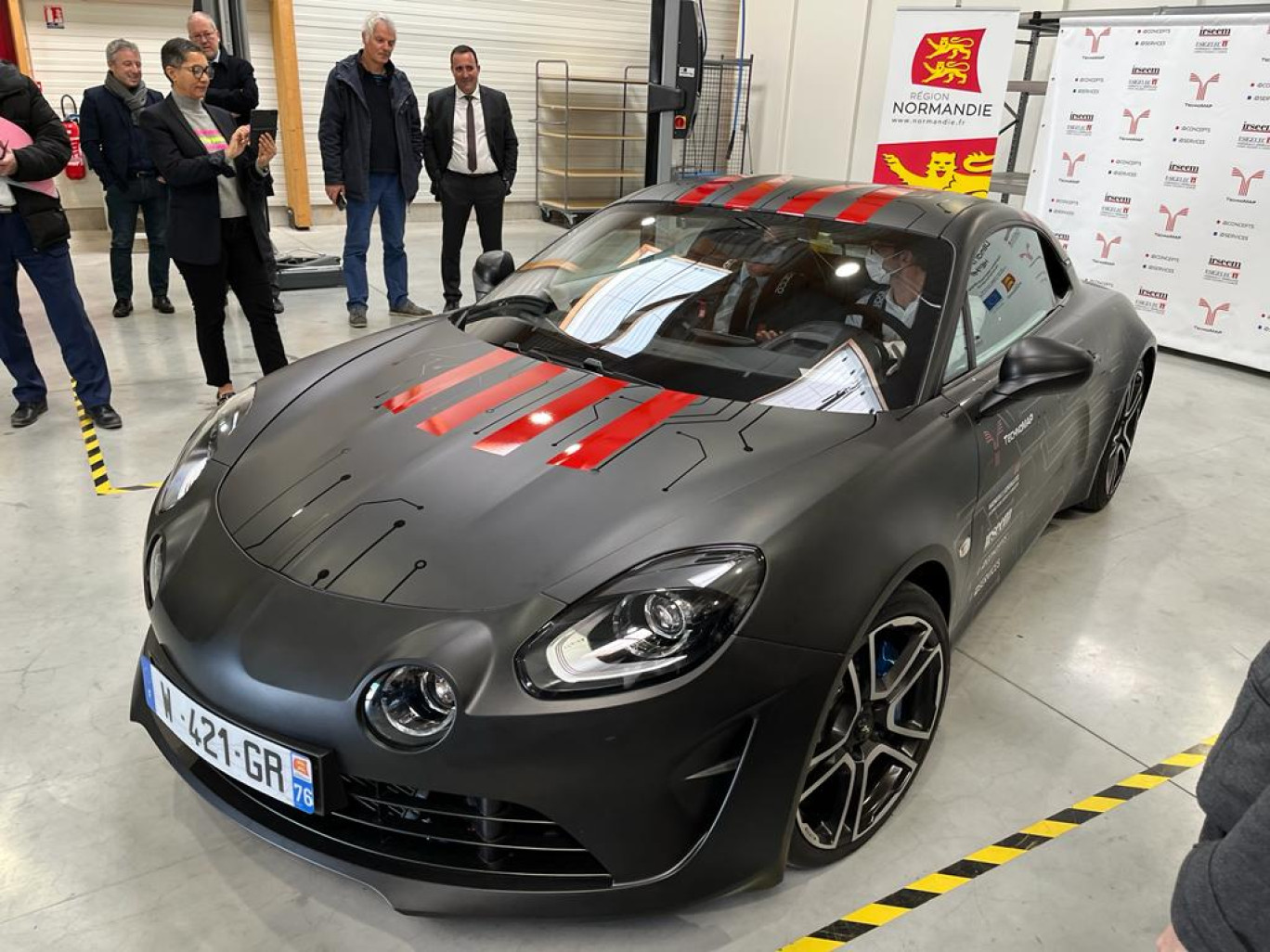 Les trois entités ont transformé une Alpine A110 en hybride. (Photo Gazette Normandie)