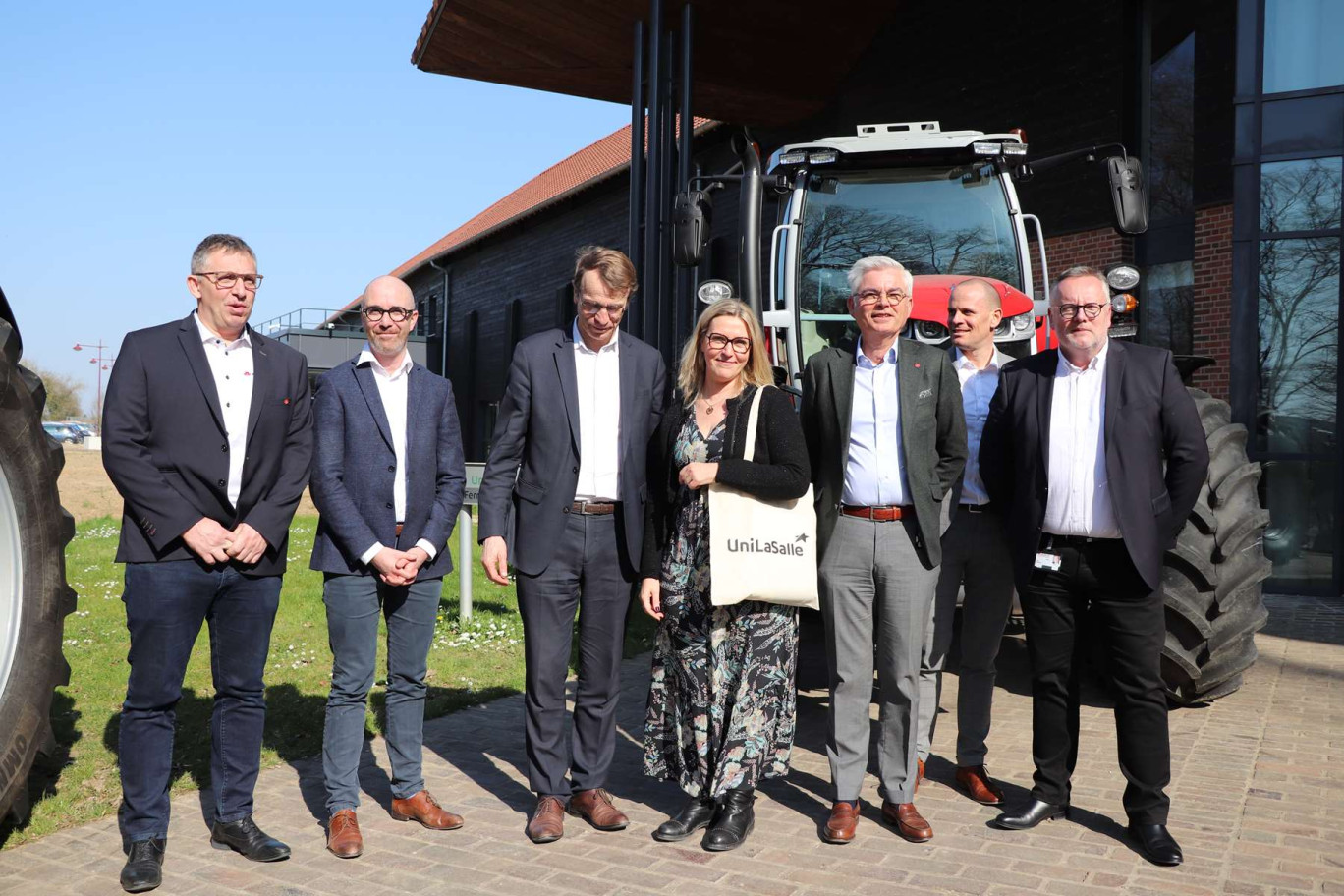 AGCO-Massey Ferguson et UniLasalle rassemblés devant les nouveaux tracteurs.