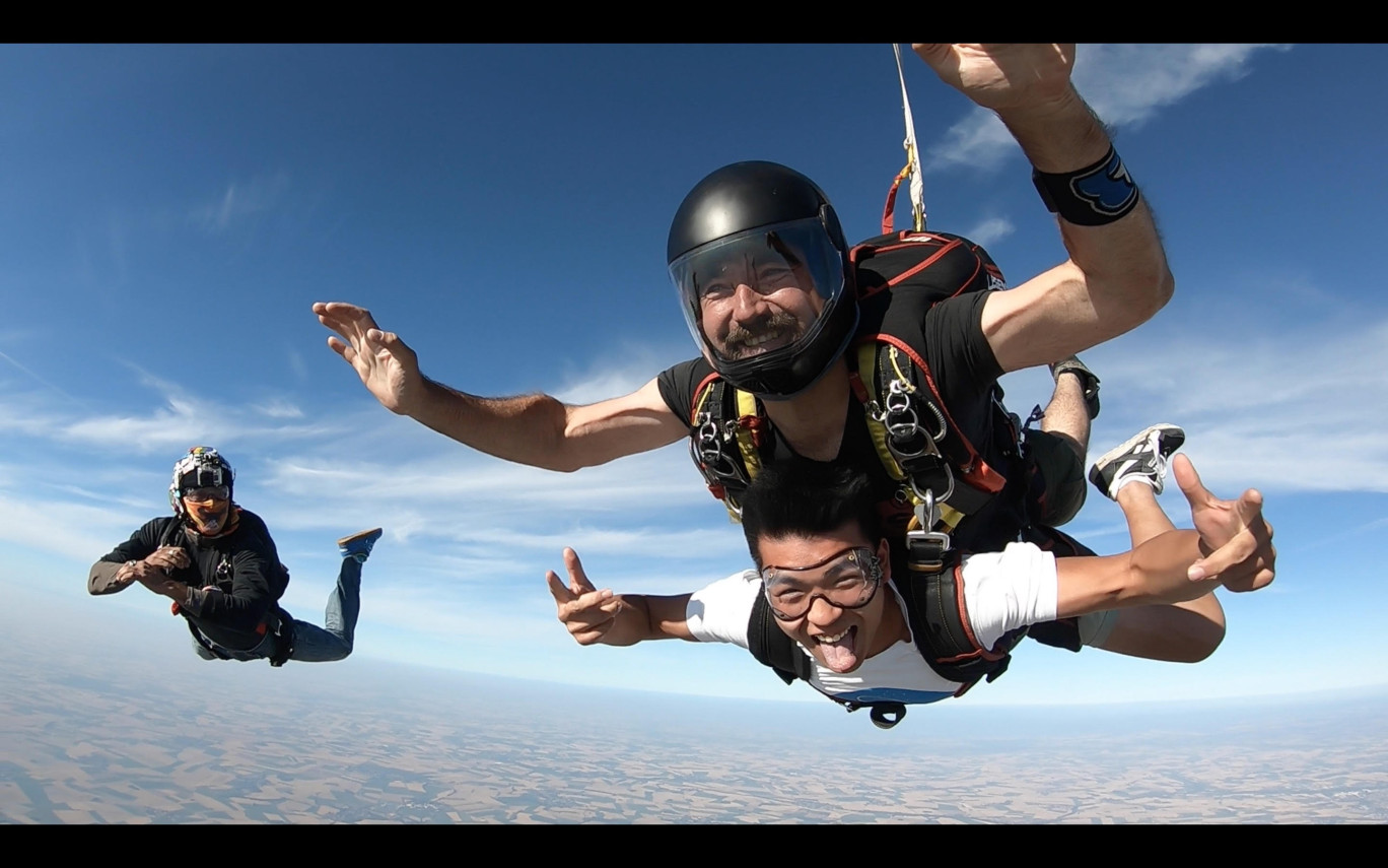 Cédric Maurice propose des baptêmes de saut en parachute de la mi-février à la mi-novembre.