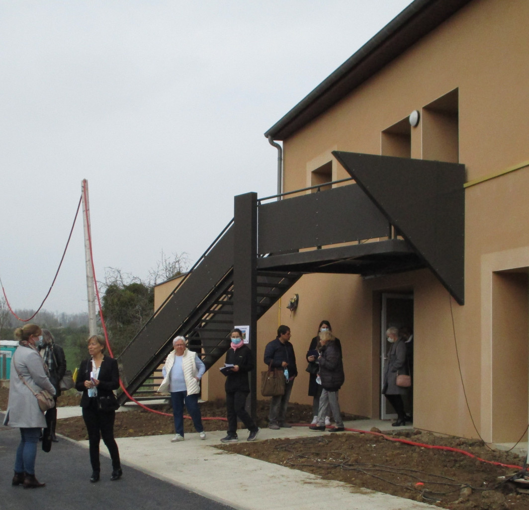 La salle commune a été aménagée au rez-de-chaussée de la Maison centrale où logera également la personne en charge du  gardiennage de la résidence. 